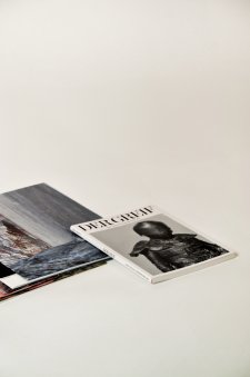 Der Greif 17: One Day Soon Der Greif 17 – One Day Soon: Torbjørn Rødland cura 90 immagini potenti esplorando l’impatto dell’IA generativa sulla fotografia.